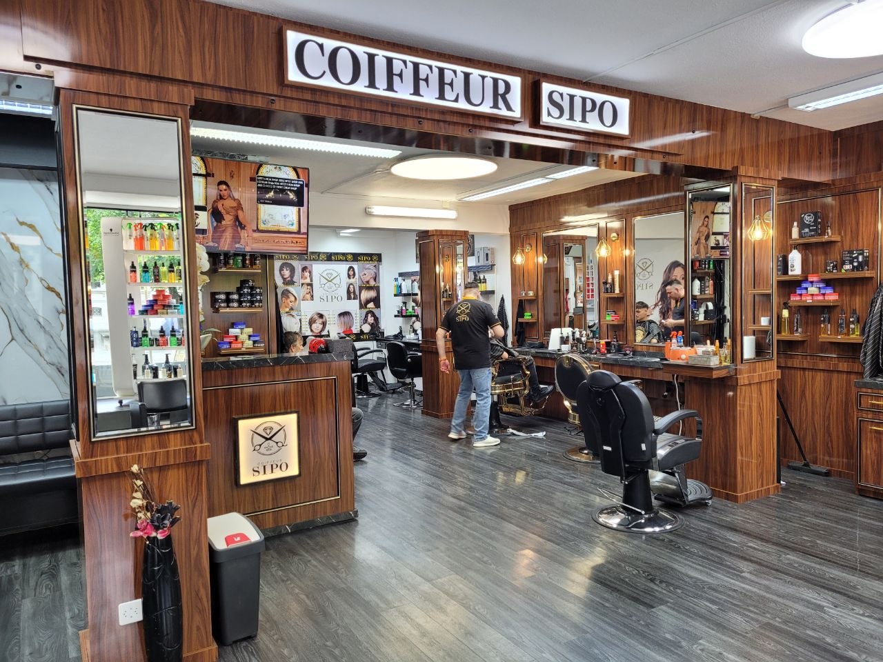 Arbeitsplätze und Spiegel im Coiffeur Sipo Salon